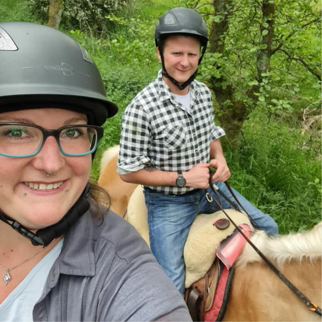 Das tierische Team, Sandy und Paddy, beim Ausritt.