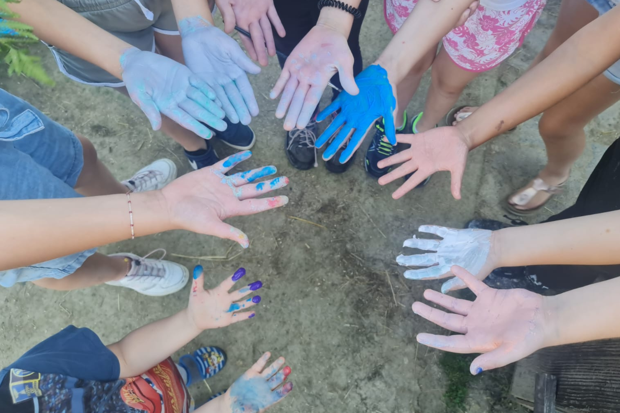 Bemalte Handrücken. Kindergeburtstage im Ferienlager auf dem Bauernhof von Hand in Huf.